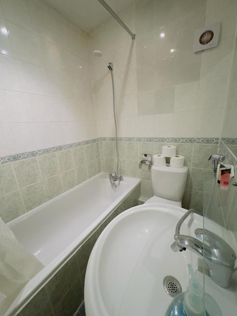 Bright Budget Studio In Central * Londen